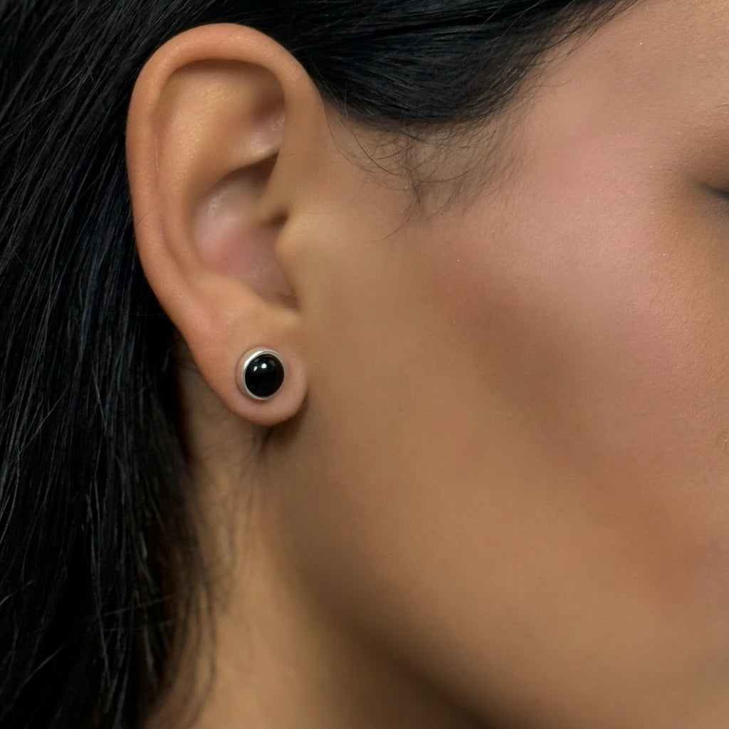 Essentials be Chic - Ohrstecker matt versilbert mit schwarzem Achat