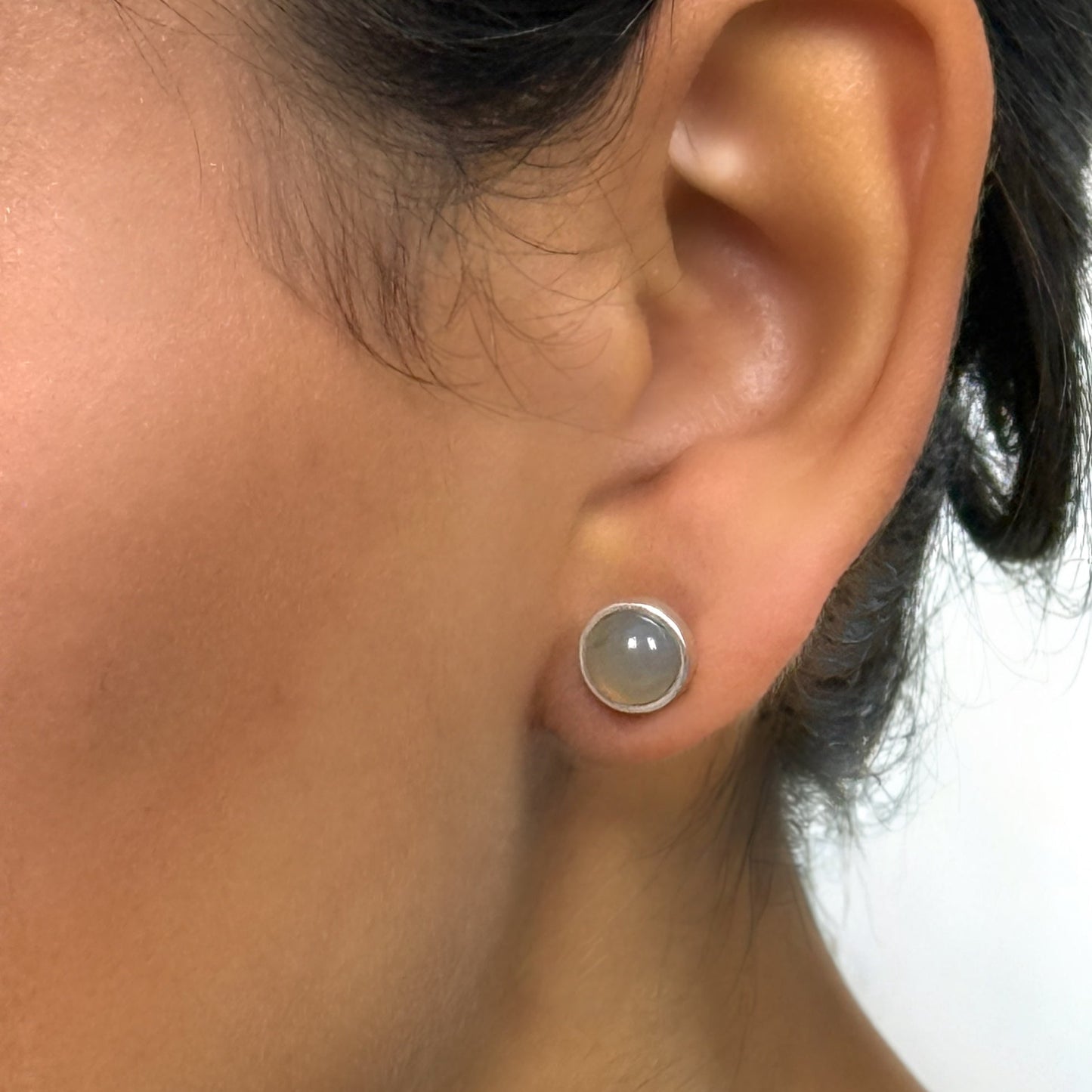 Essentials be Chic - Stud earrings matte silver plated with Grey agate