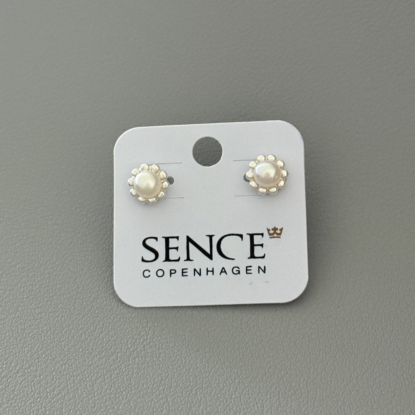 Essentials Flower - Stud earrings freshwater pearls matte silver plated