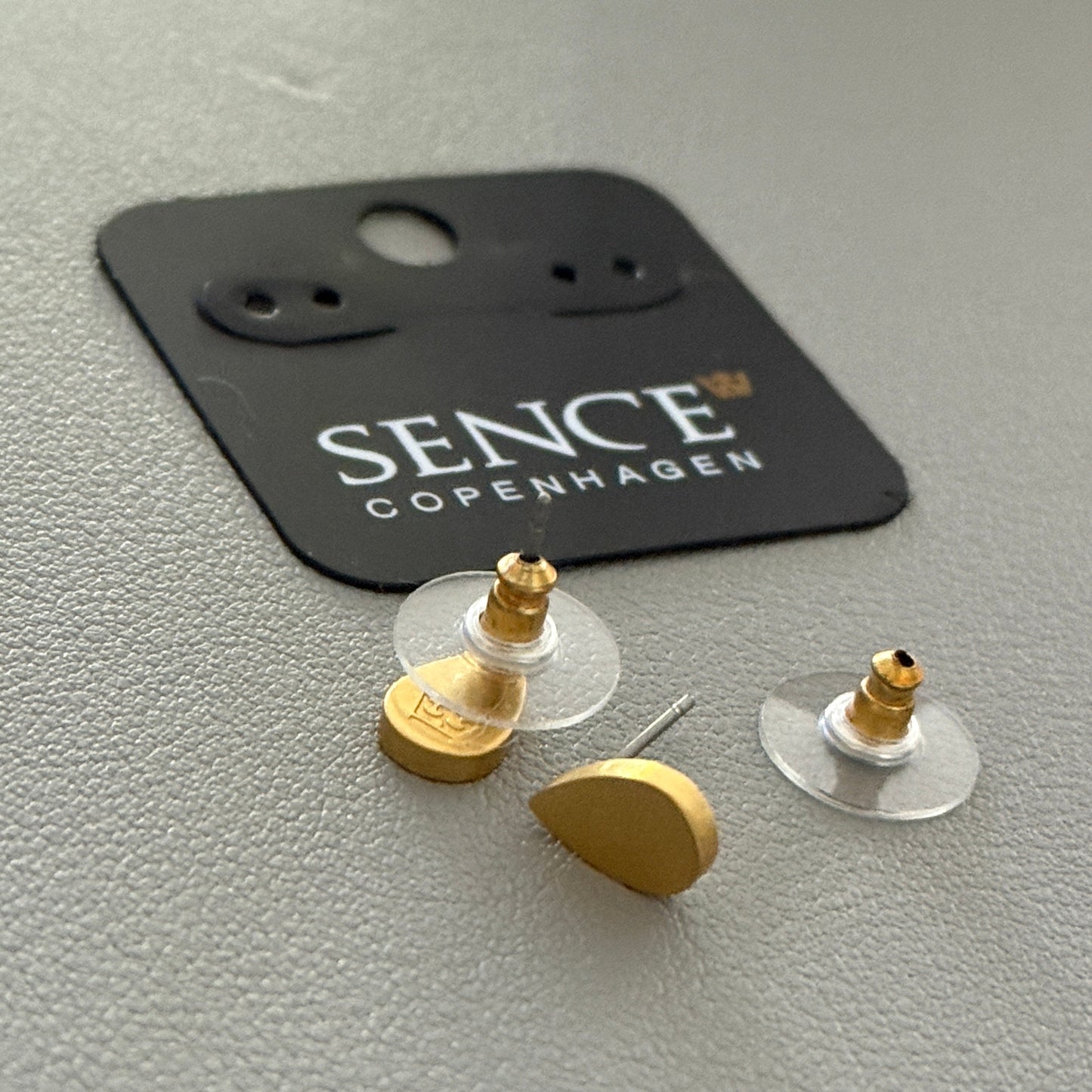 Essentials Symphony - Ohrstecker Tropfen matt vergoldet