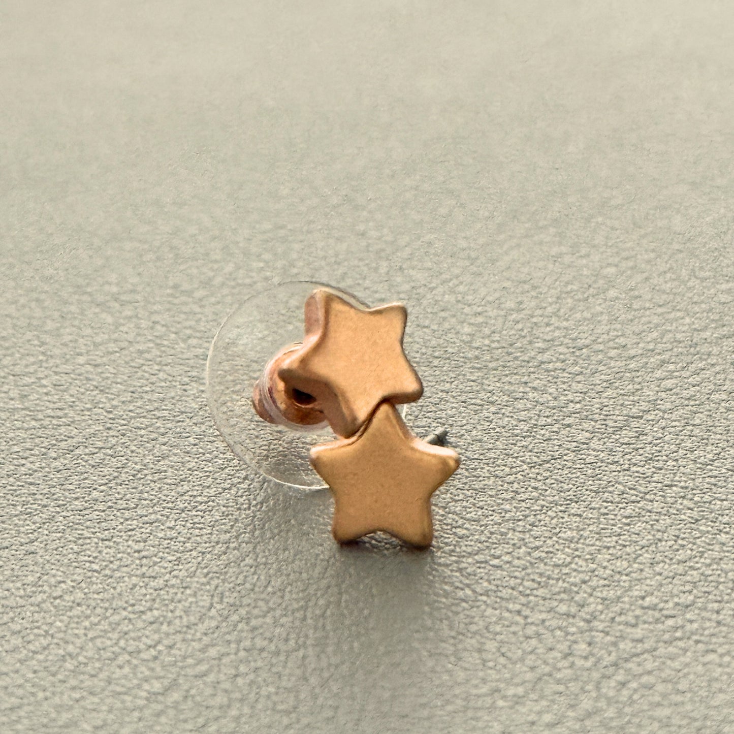 Essentials Star - Ohrstecker matt rosévergoldet