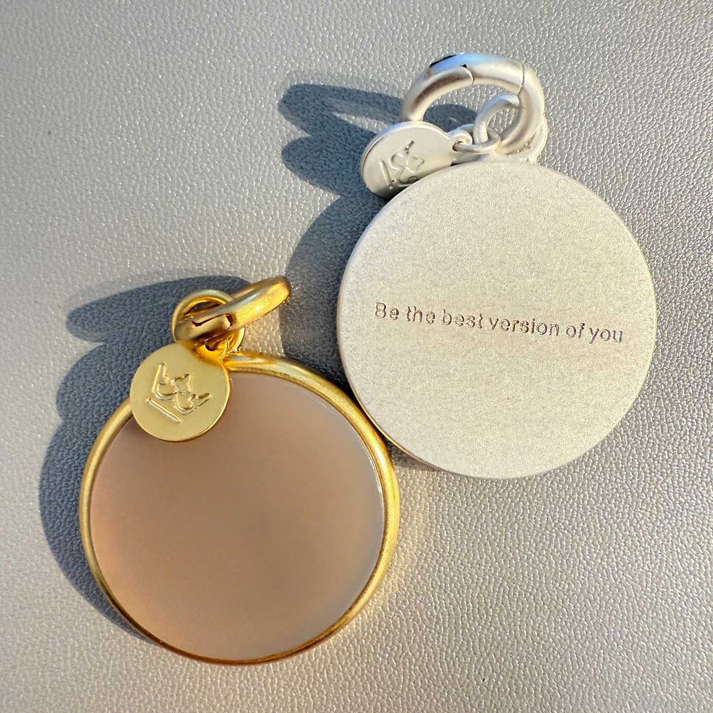 Essentials Disc Charm - Aquamarin matt vergoldet