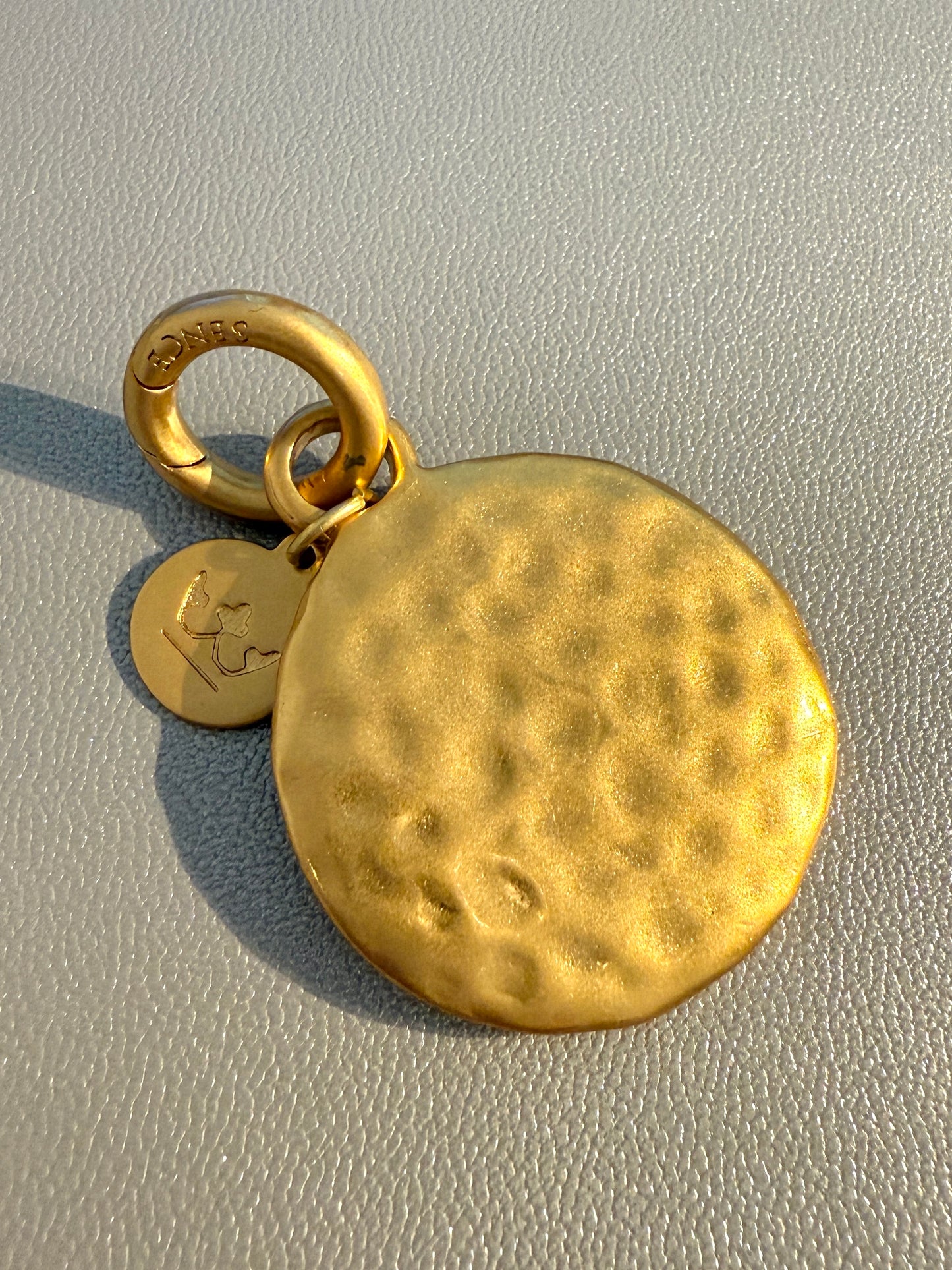 Essentials Grade A - Charm matt vergoldet