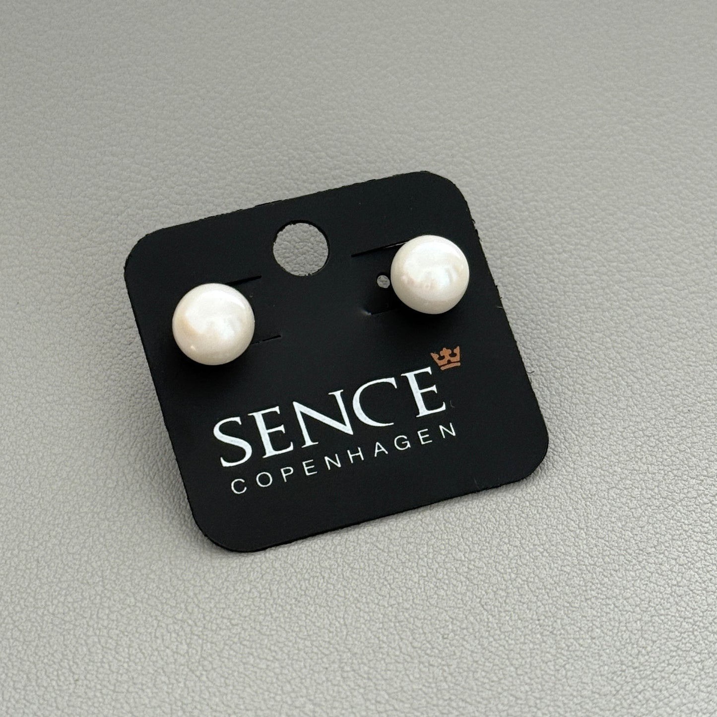 Essentials Joy ear studs - Freshwater pearls matt gold plated