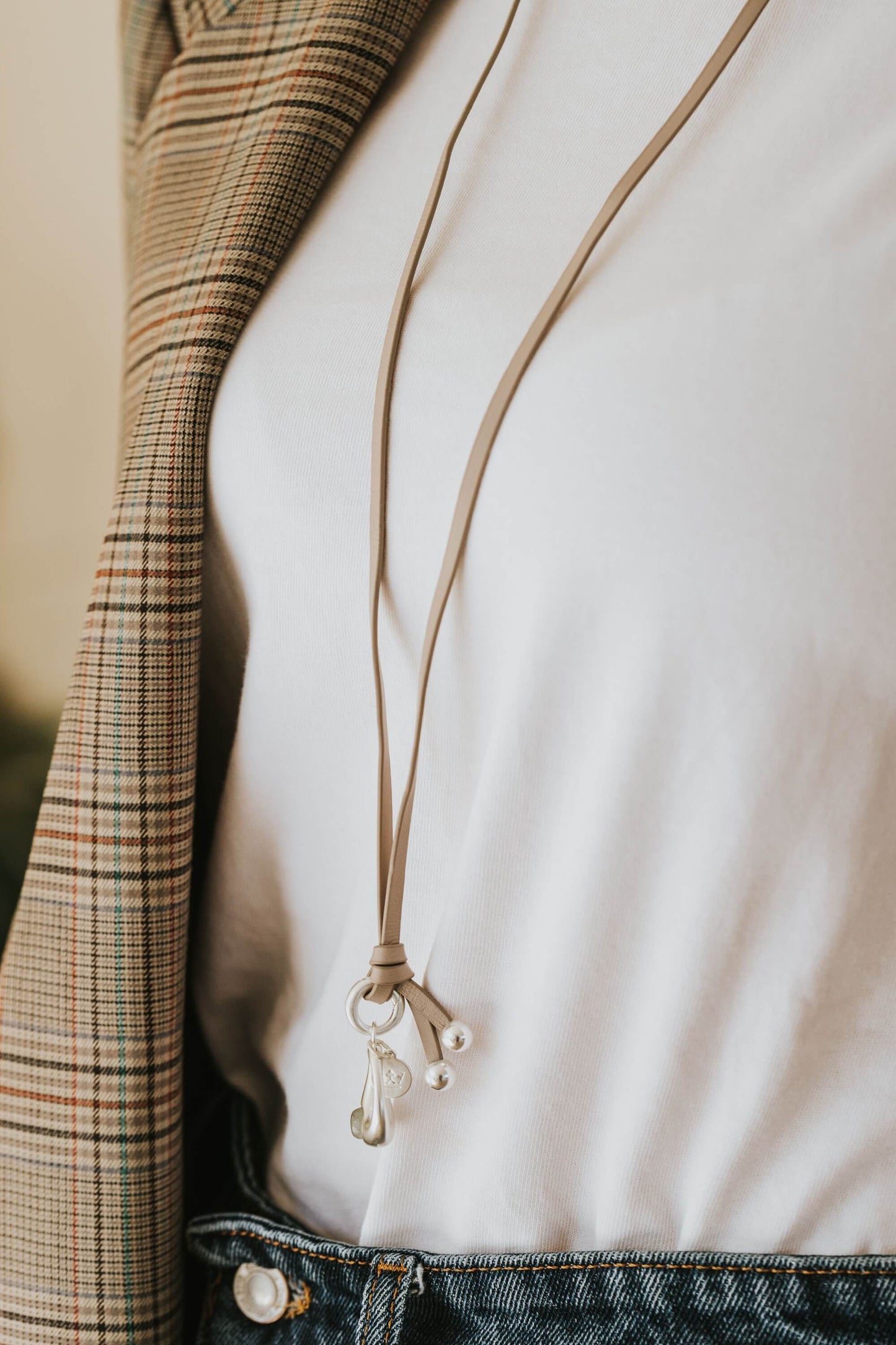 Essentials Oval Charm Grauer Achat matt silber
