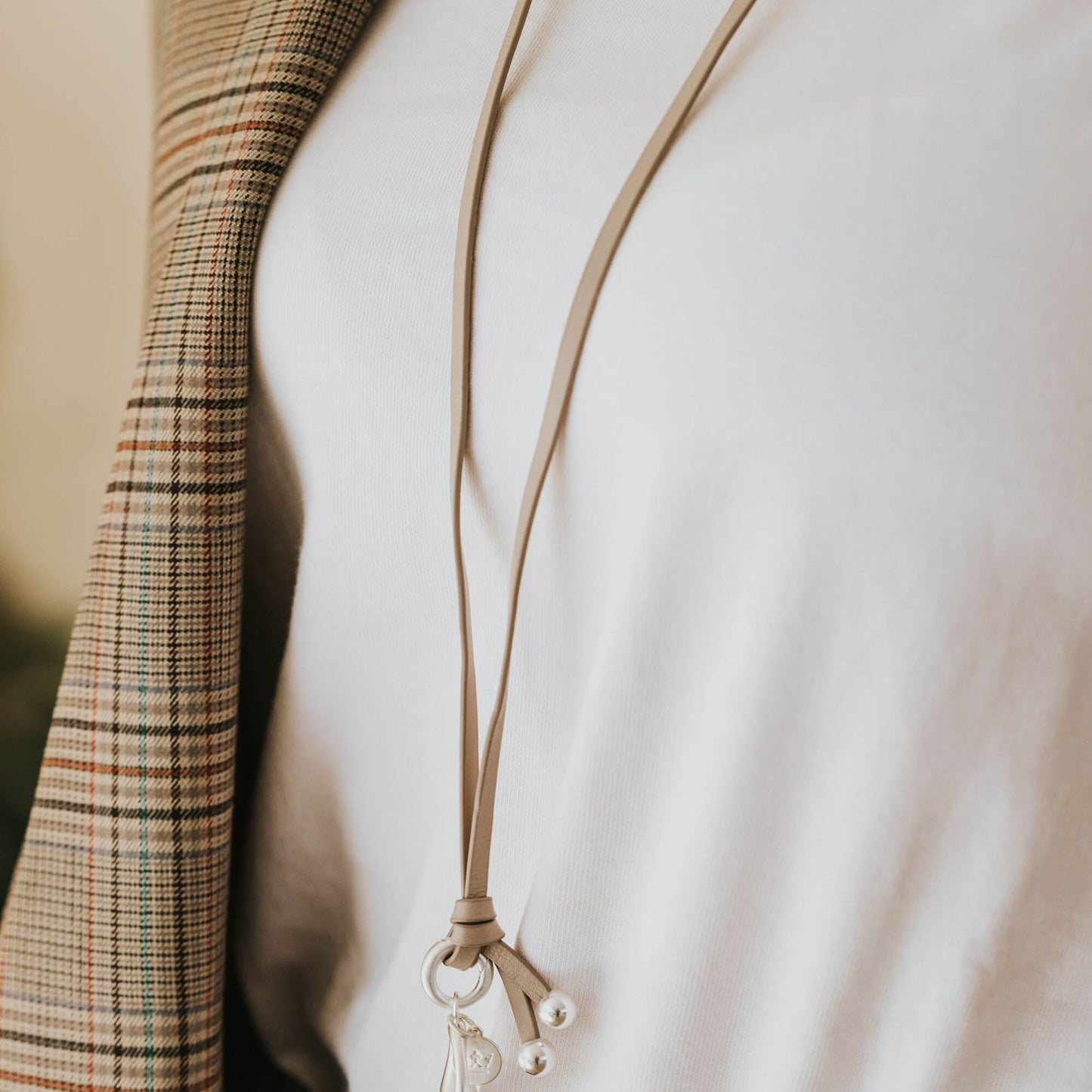 Essentials Oval Charm - Grauer Achat matt vergoldet