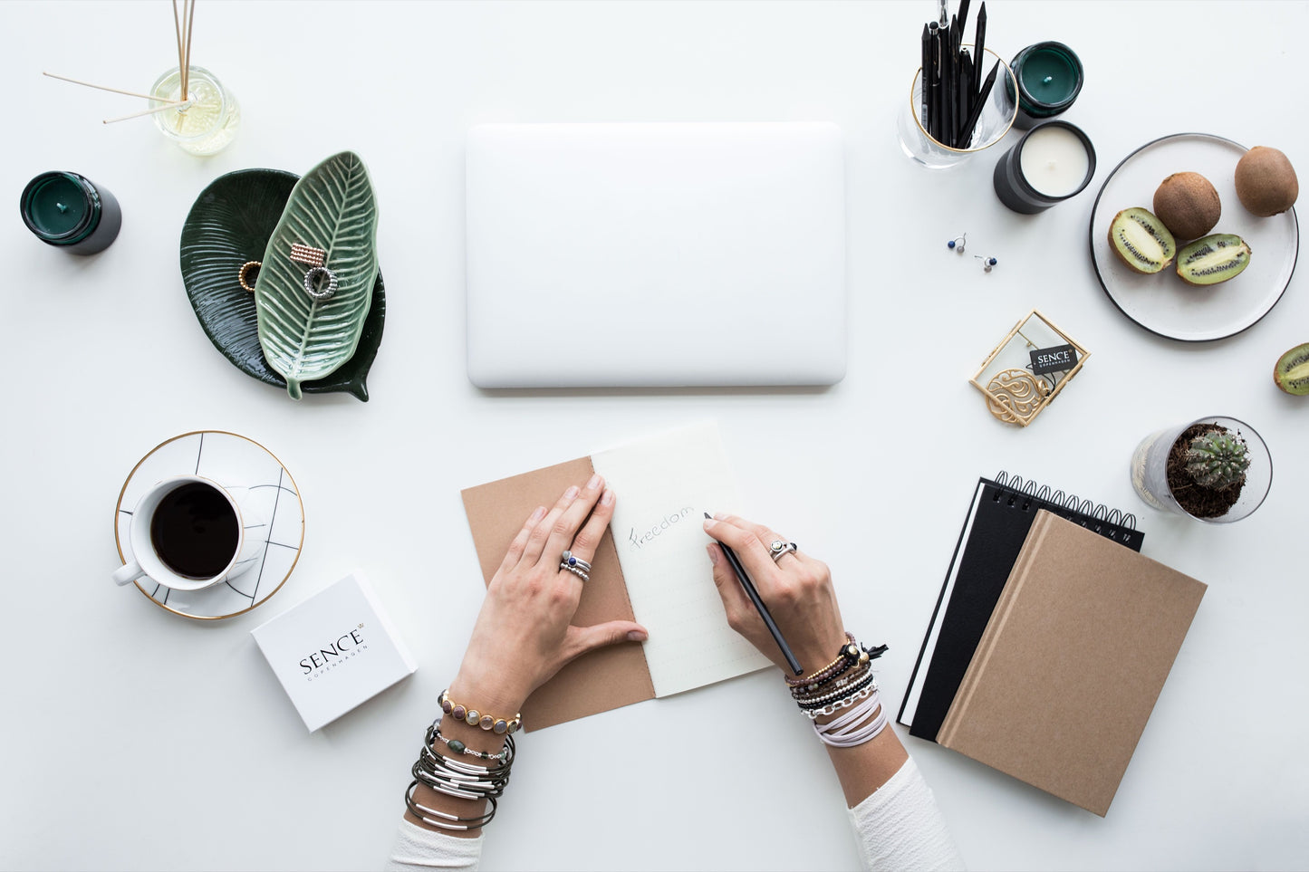 Essentials Freedom Charm - Matt versilbert