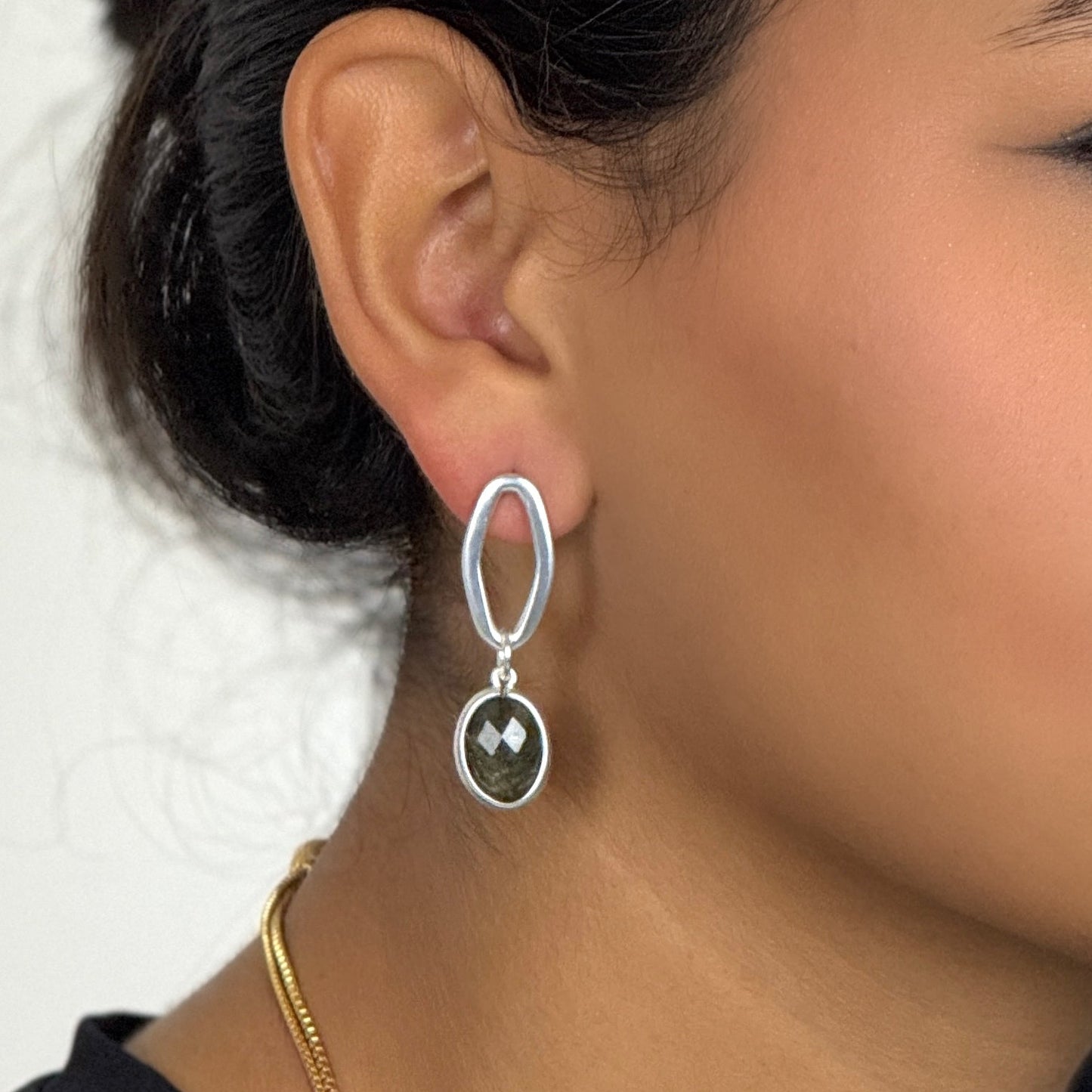 Ally Ohrringe - Labradorit matt versilbert