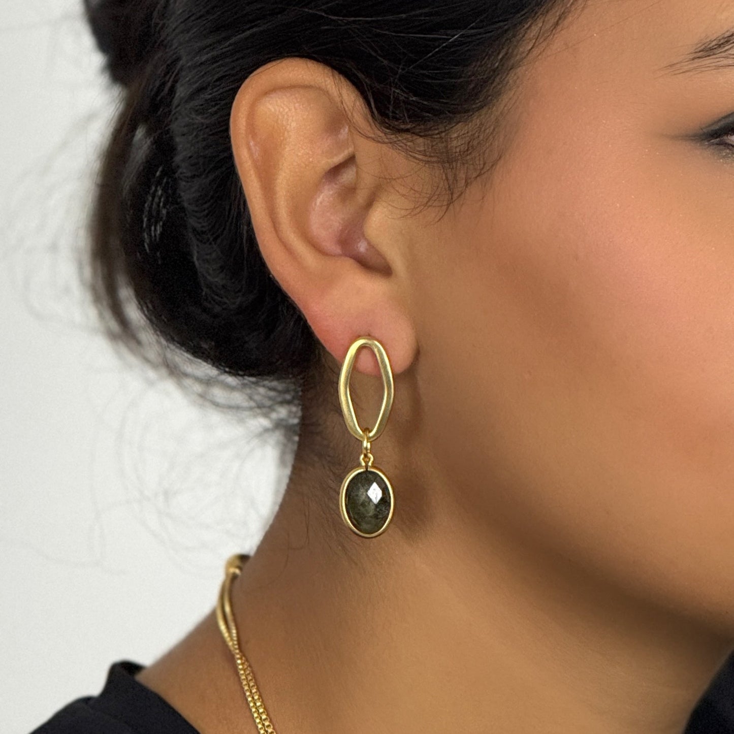 Ally Ohrringe - Labradorit matt vergoldet