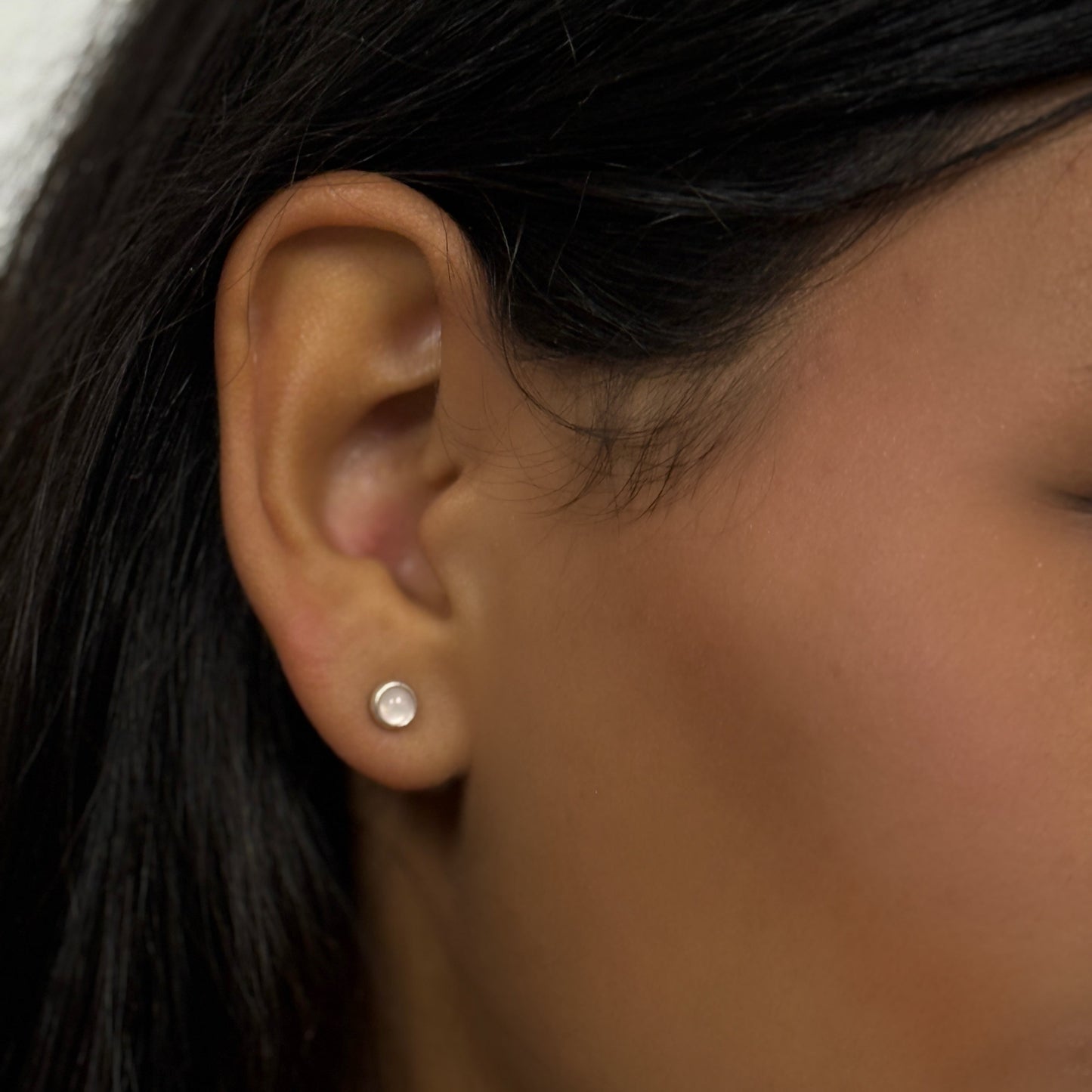 Lolo Ohrstecker - Winziger Rosenquarz matt versilbert