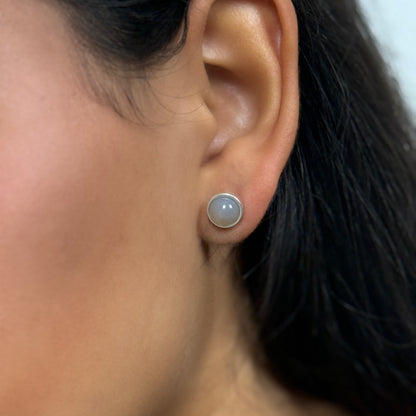 Essentials be Chic Ohrstecker - matt vergoldet mit Grauachat