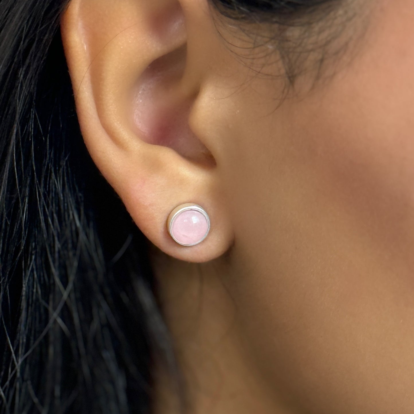 Essentials be Chic Ohrstecker - matt vergoldet mit Rosenquarz