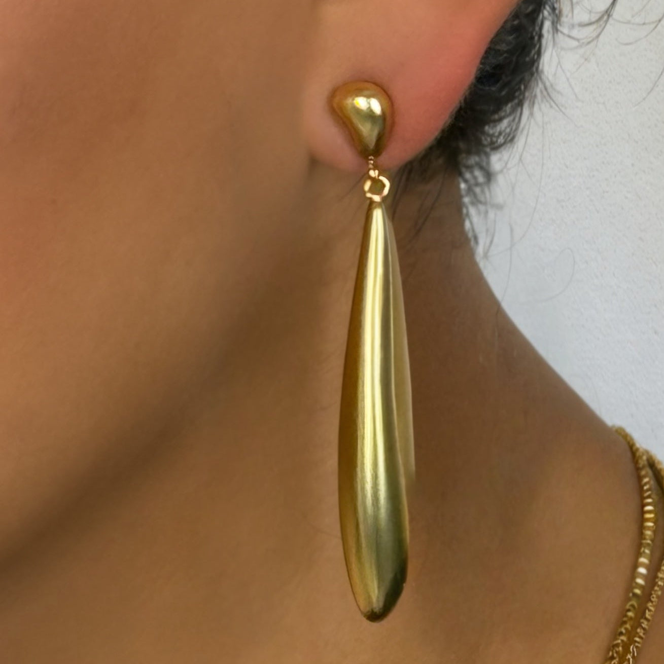 Long Soft Line Mara earrings - Matt gold plated