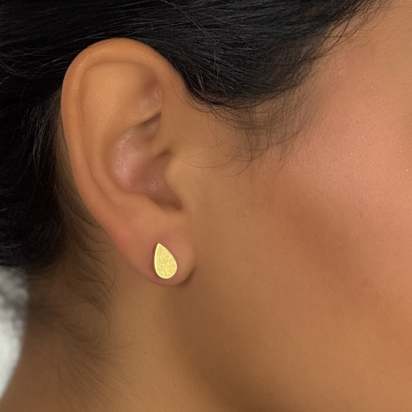 Essentials Symphony - Ohrstecker Tropfen matt vergoldet