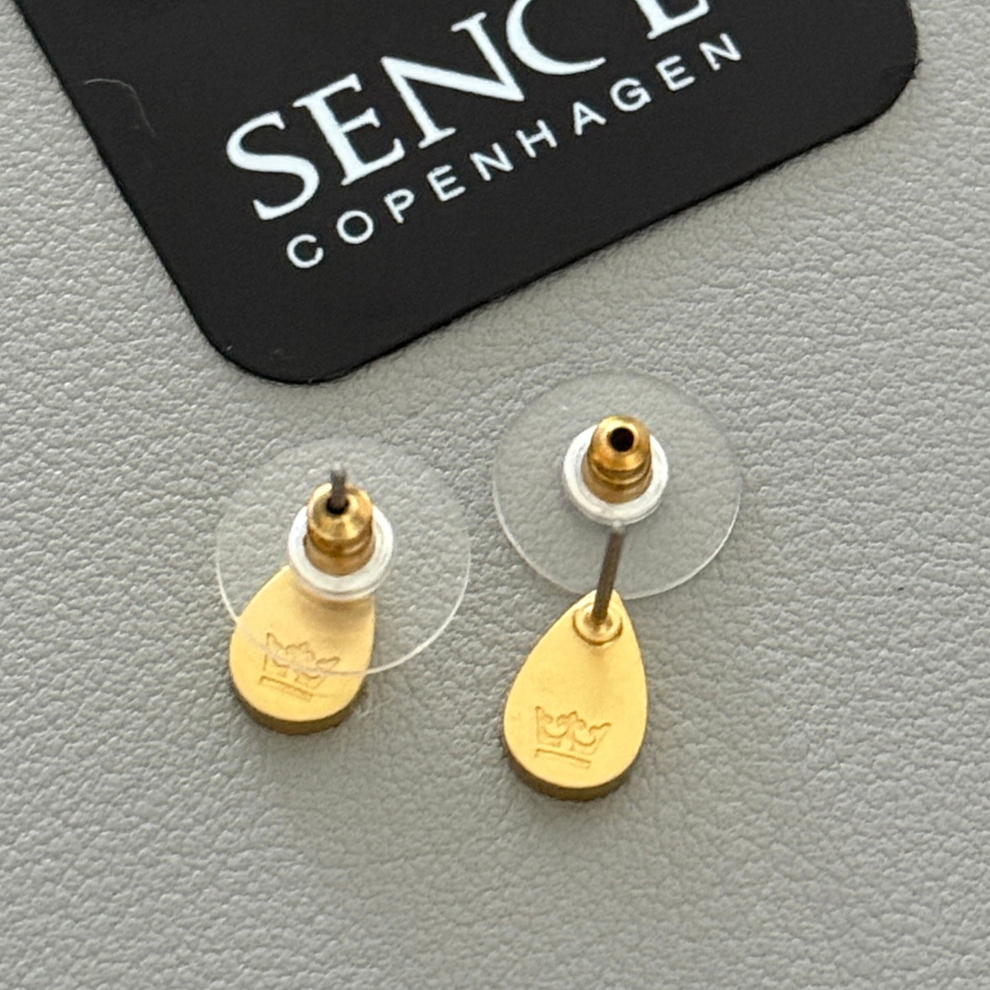 Essentials Symphony - Ohrstecker Tropfen matt vergoldet