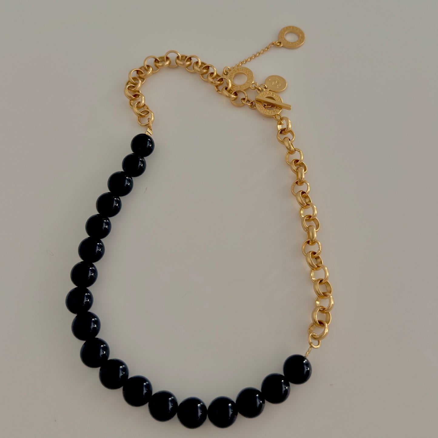 Berry Necklace - Black agate matt gold plated
