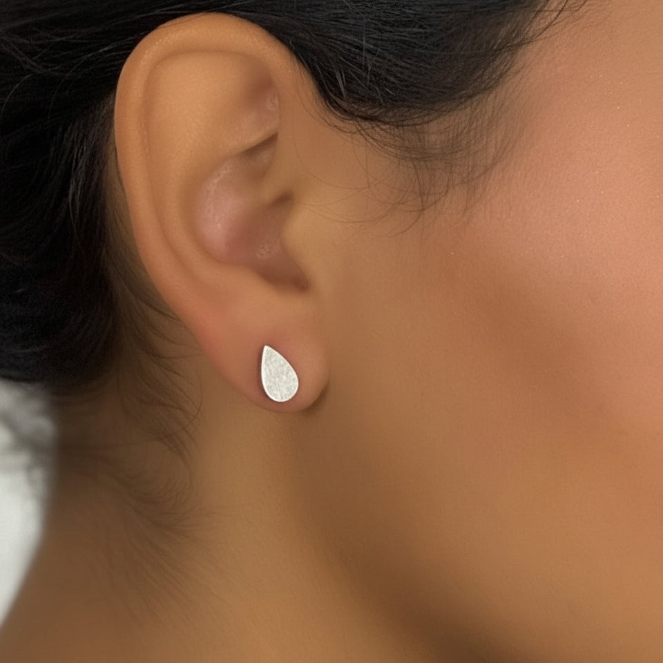 Essentials Symphony - Ohrstecker Tropfen matt versilbert